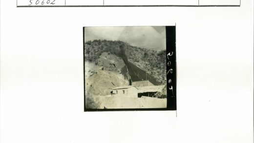 山坡石头建筑与幽暗小路.jpg