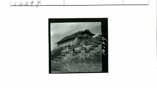 山坡石砌建筑砖墙枯树阴天.jpg