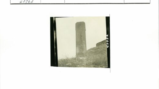 山坡石碑与石墙遗迹.jpg