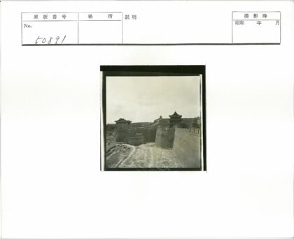 山坡砖墙传统建筑.jpg