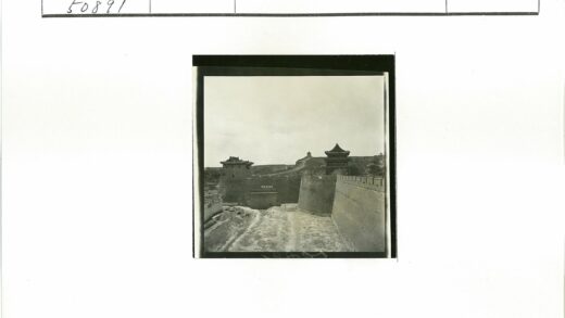 山坡砖墙传统建筑.jpg
