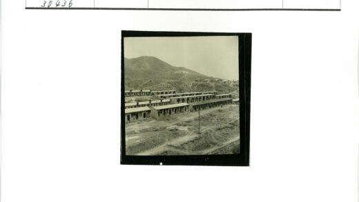 山坡砖建筑拱门景观.jpg