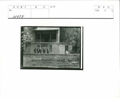山坡砖瓦建筑前人群合影.jpg