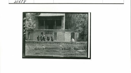 山坡砖瓦建筑前人群合影.jpg