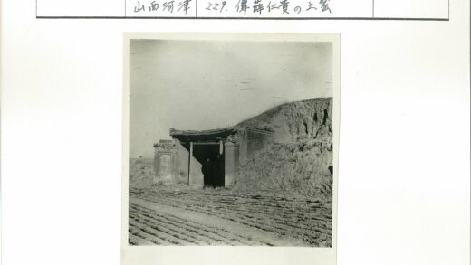 山坡砖砌建筑入口与土路草地.jpg