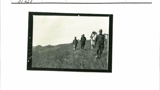 山坡草地行人背景建筑.jpg