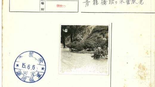 山坡观景人与自然风光.jpg