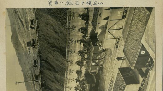 山坡铁路货运列车与远桥.jpg