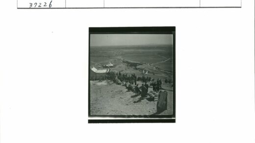 山坡露营俯瞰群山平原.jpg