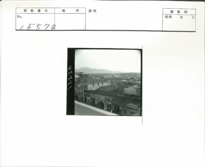 山城瓦顶商街风貌.jpg