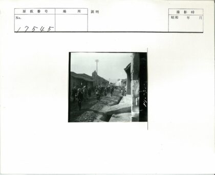 山墙屋顶街道行人景象.jpg