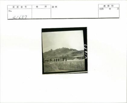 山岩下小径行人建筑群.jpg
