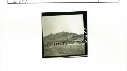 山岩下小径行人建筑群.jpg