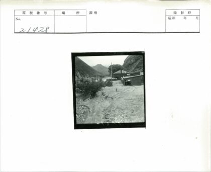山峦建筑土路风景.jpg