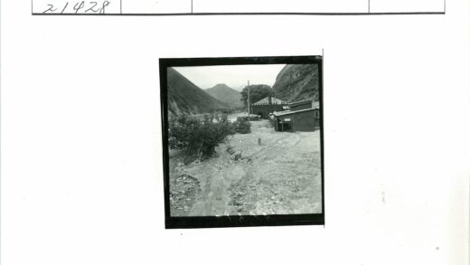 山峦建筑土路风景.jpg