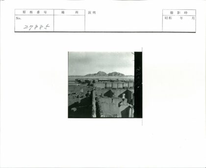 山峦映衬下的古建筑遗迹.jpg