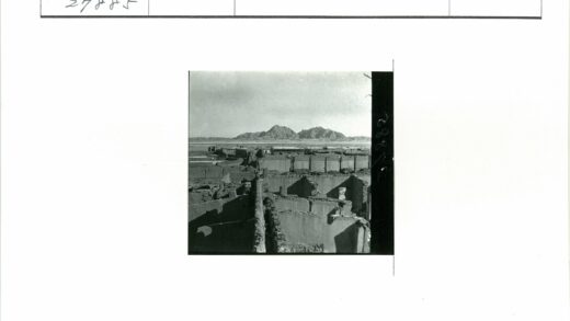 山峦映衬下的古建筑遗迹.jpg
