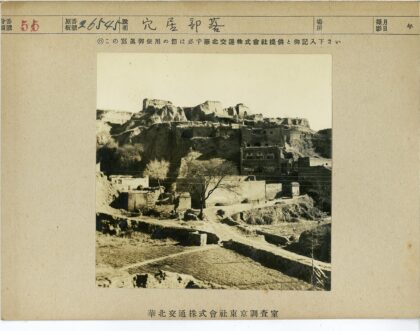 山峦梯田与砖石建筑风光.jpg