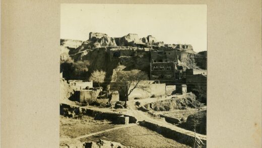 山峦梯田与砖石建筑风光.jpg