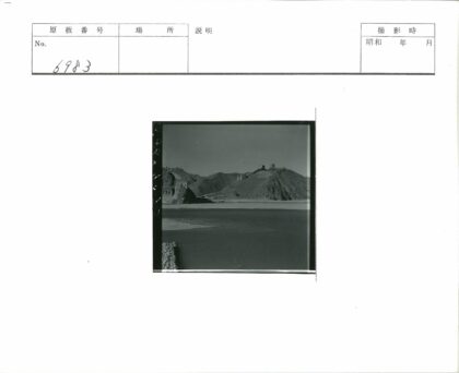 山峦水畔古墙遗迹.jpg
