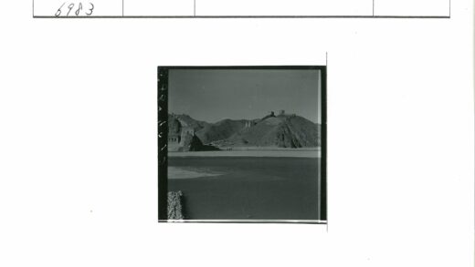 山峦水畔古墙遗迹.jpg