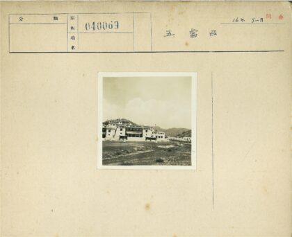 山峦背景下的平坦屋顶建筑.jpg