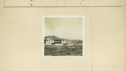 山峦背景下的平坦屋顶建筑.jpg
