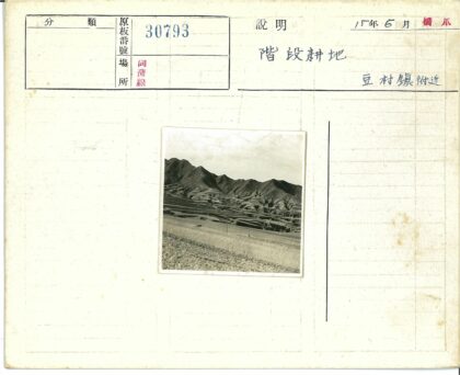 山峦草地与垂直杆黑白摄影.jpg