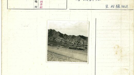 山峦草地与垂直杆黑白摄影.jpg