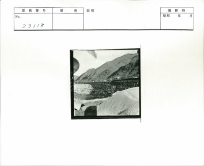 山川间桥梁与行人车辆.jpg