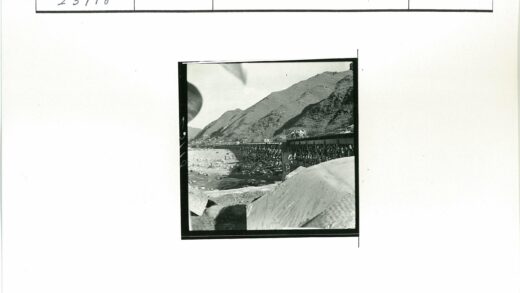 山川间桥梁与行人车辆.jpg