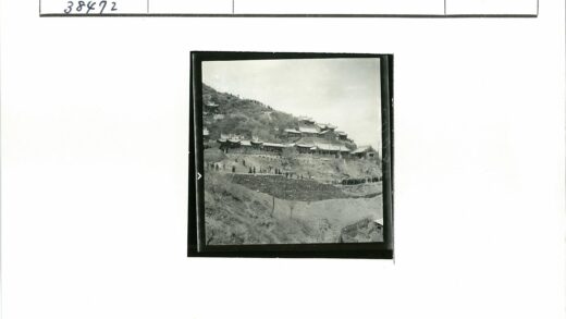 山径徒步与贫瘠山地风光.jpg
