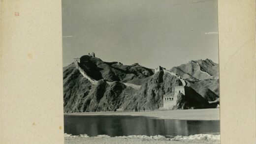 山景城墙水域黑白照.jpg