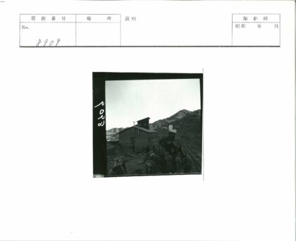 山景建筑前人群与蒸汽火车合影.jpg