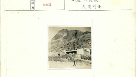 山景石建筑行人.jpg