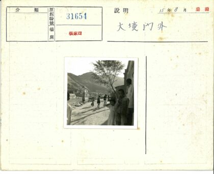 山村儿童户外嬉戏.jpg