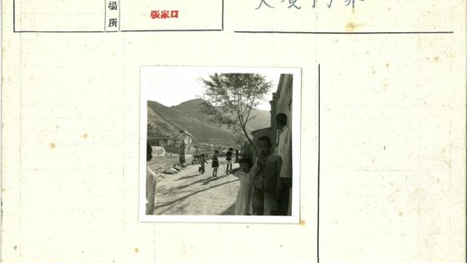 山村儿童户外嬉戏.jpg