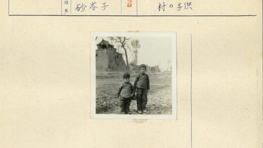 山村孩童与冬日古建.jpg