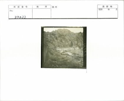 山村小屋与岩石山景.jpg