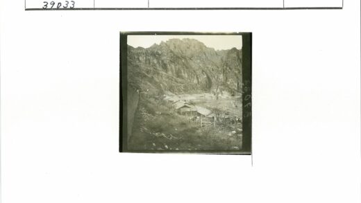 山村小屋与岩石山景.jpg