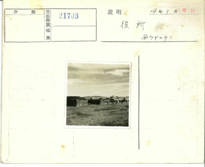 山村木屋与行人.jpg