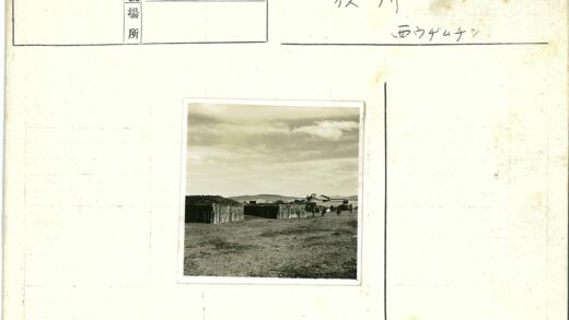 山村木屋与行人.jpg