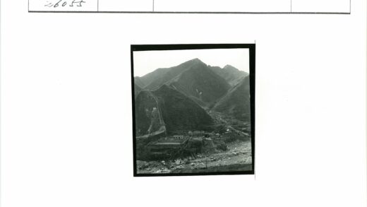 山村河床与崎岖山脉.jpg
