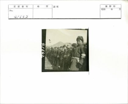 山村男孩持棍合影.jpg