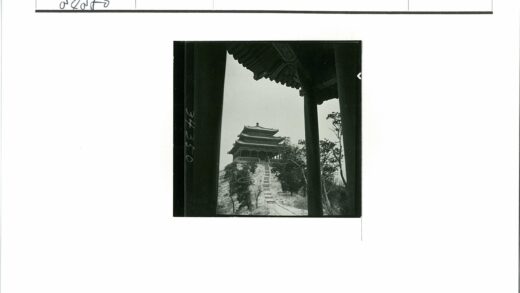 山林古塔与长梯景色.jpg