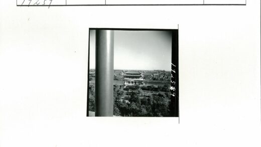 山林古建与立柱晴空.jpg
