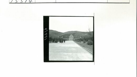 山林古建石径行人.jpg