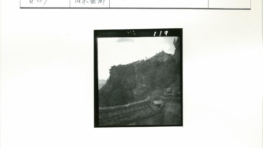山林古建石阶瓦顶景观.jpg