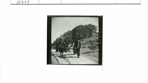 山林小路推木车行走.jpg
