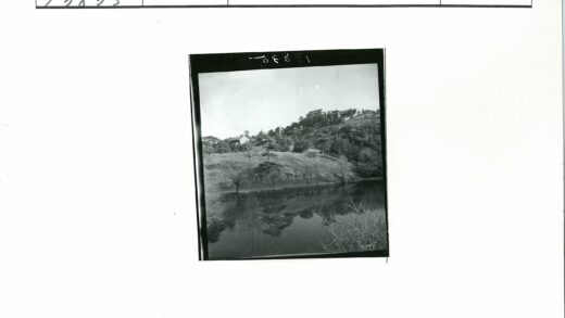 山水倒影老建筑与树木.jpg